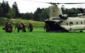 2017年，在瑞典格内斯塔举行的极光17号演习中，美国海军陆战队员退出美国陆军CH-47支奴干。2023年4月18日，海军陆战队越过挪威边境进入瑞典，参加极光23号演习，这是该地区几十年来规模最大的军事演习之一。来自14个国家的约2.6万名士兵参加了这次陆上、海上和空中的演习。