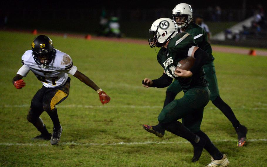 Lukas Gaines runs with the ball.