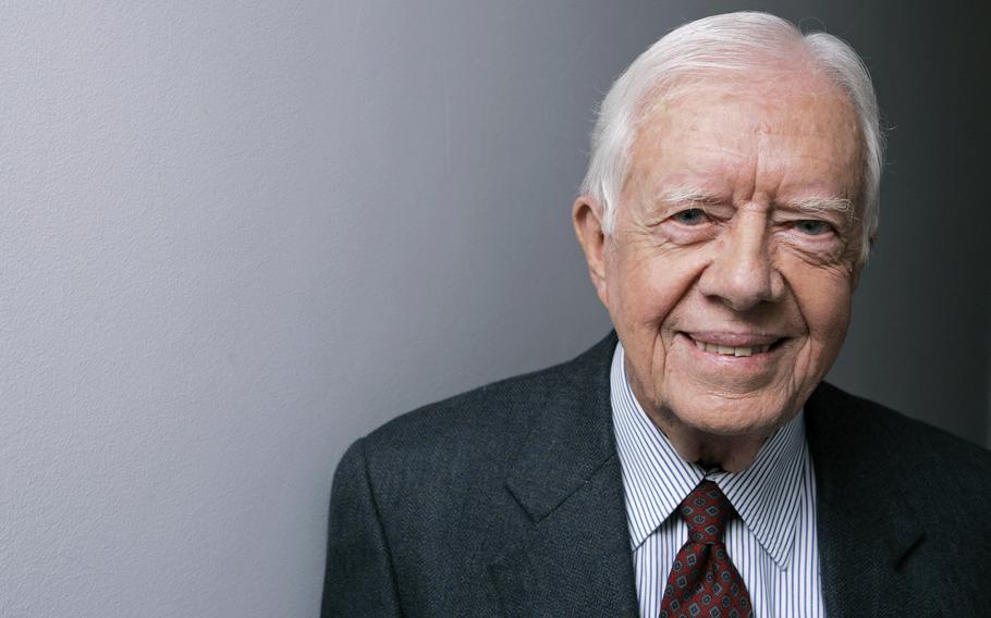 Jimmy Carter flashes a smile while posing for a photo in Toronto in 2007.