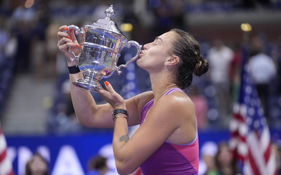 Aryna Sabalenka kisses the U.S. Open trophy