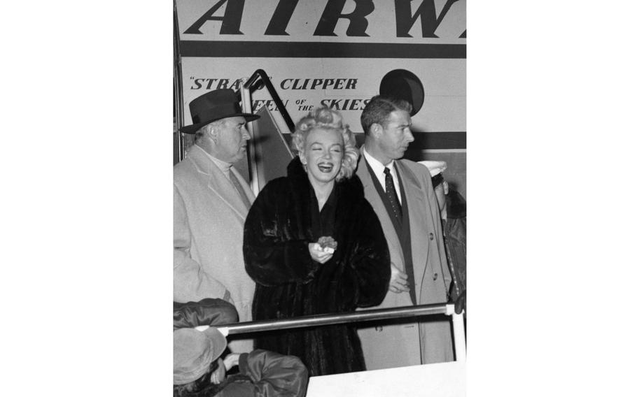 Marilyn Monroe arrives at Tokyo International Airport 