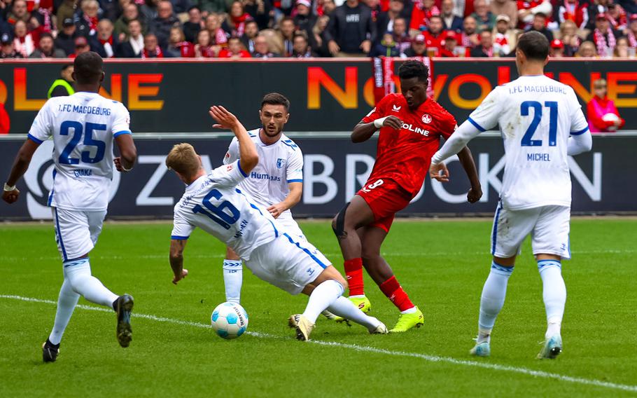 Kaiserslautern’s Ragnar Ache goes against the Magdeburg defense in the Red Devils 