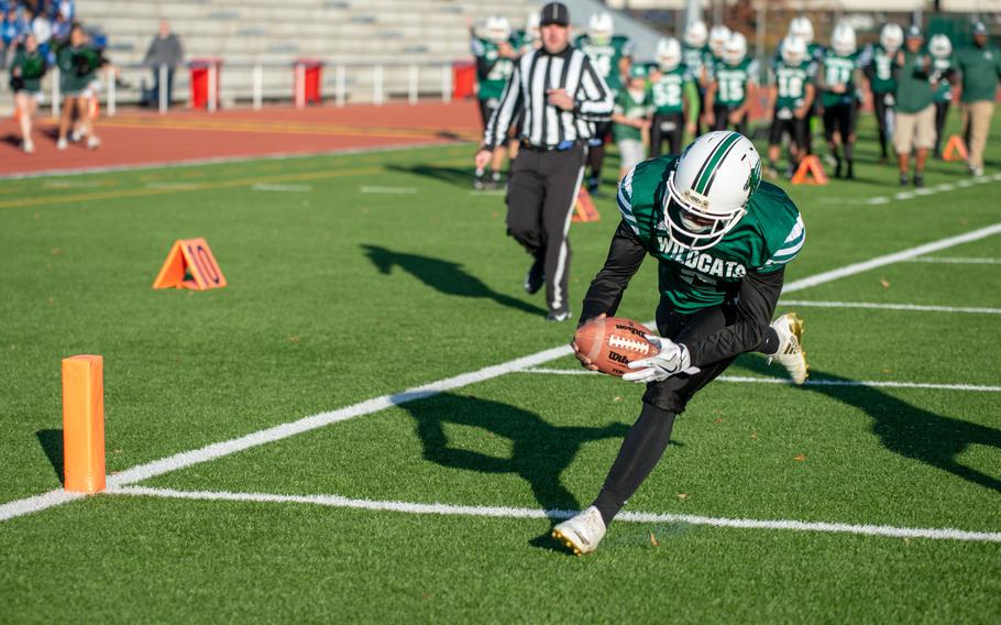 Ashton Jeanty scores a touchdown for Naples.