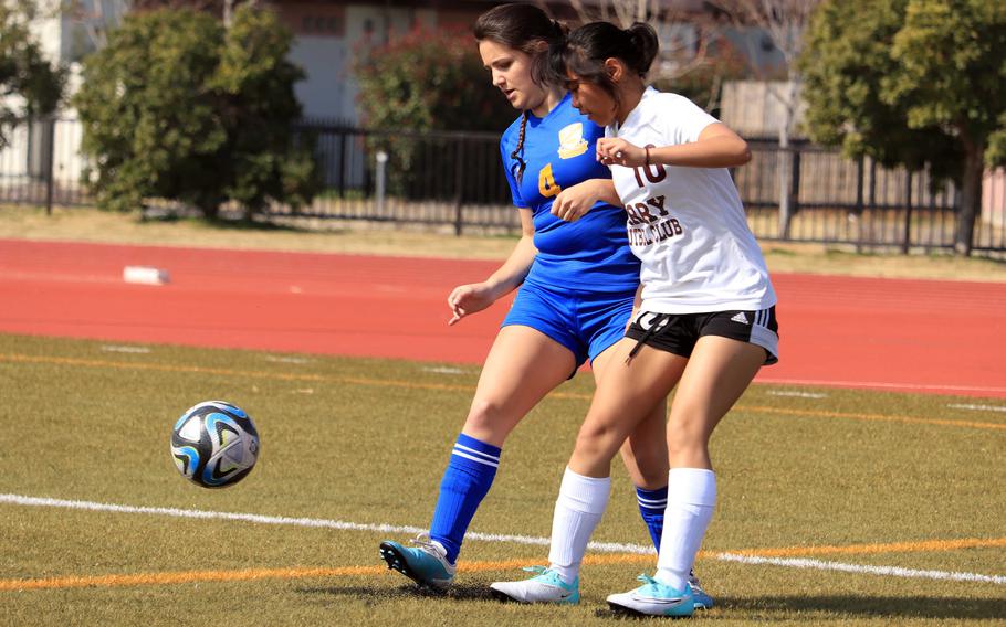 Emma Smathers and Veatriz Orozco battle.