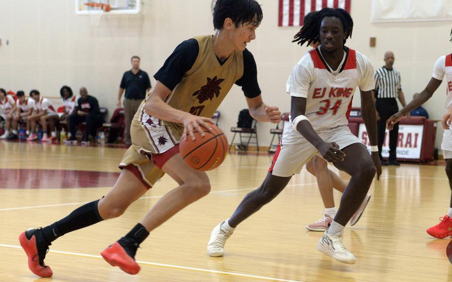 Sam Kasperski dribbles against pressure.