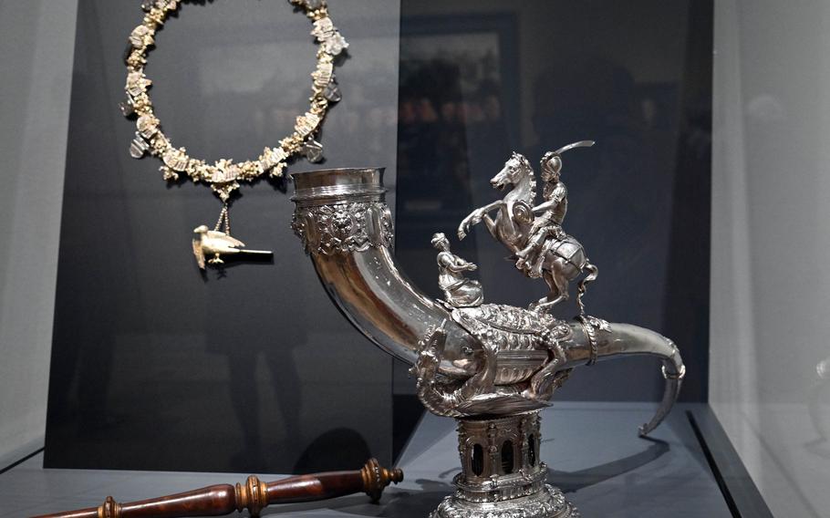 Although most of the works on display at the Städel’s exhibit “Rembrandt’s Amsterdam. Golden Times?” are paintings, these items from the guild of crossbowmen can also be seen. The drinking horn, right, and chain on the wall are made of silver, partly gilt, while the scepter is made of mahogany. 