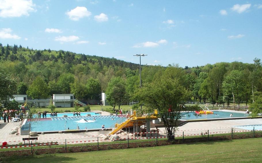 Warmfreibad pool in Kaiserslautern, where an unidentified man rescued a 3-year-old child from a potential drowning on Monday afternoon. Authorities are seeking the rescuer’s identity.