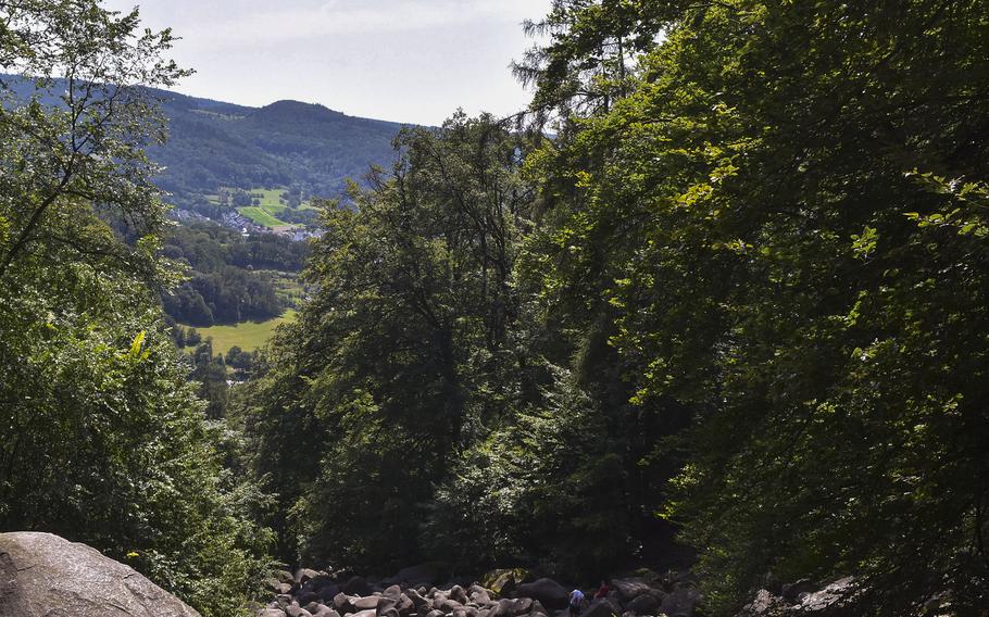 Die deutsche Stadt Lauderdale ist in der Ferne oder auf der Hälfte des Felsenmeers sichtbar "Meer aus Steinen," Im Odenwald.