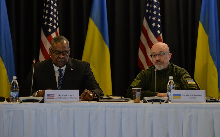 US-Verteidigungsminister Lloyd Austin hält eine Eröffnungsrede während des Treffens der ukrainischen Verteidigungskontaktgruppe am 21. April 2023 auf dem Luftwaffenstützpunkt Ramstein in Deutschland.  Neben ihm sitzt sein ukrainischer Amtskollege Oleksii Reznikov.