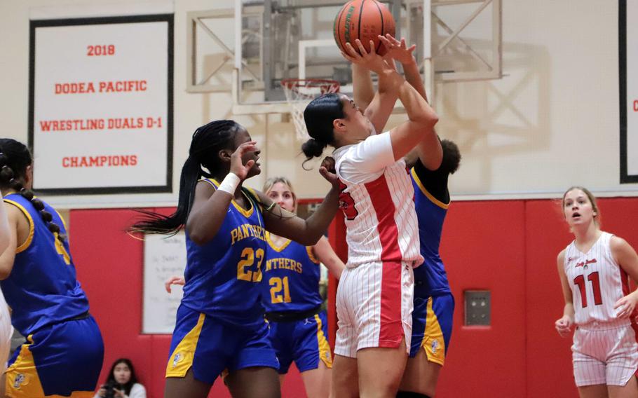 Leona Turner shoots over Beverly Gardner.