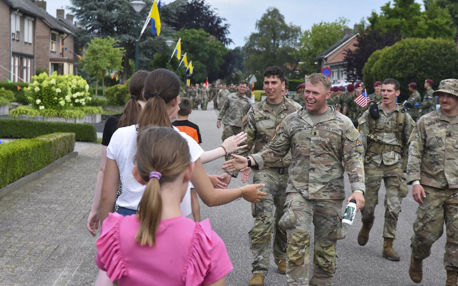 Leger 1e Lt. Jacob Roderick van het 7e Leger Trainings Commando begroet kinderen op de laatste dag van de 100 Mijl Vierdaagse Nijmegen, 19 juli 2024 in Kassel, Nederland.