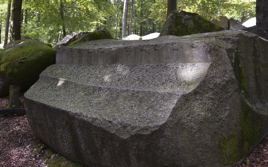 Ein Altarstein aus der Römerzeit auf einem Fußweg neben dem Felsenmeer in Lauderdale, Deutschland. Im zweiten und dritten Jahrhundert nutzten die Römer das Gebiet als Steinbruch.