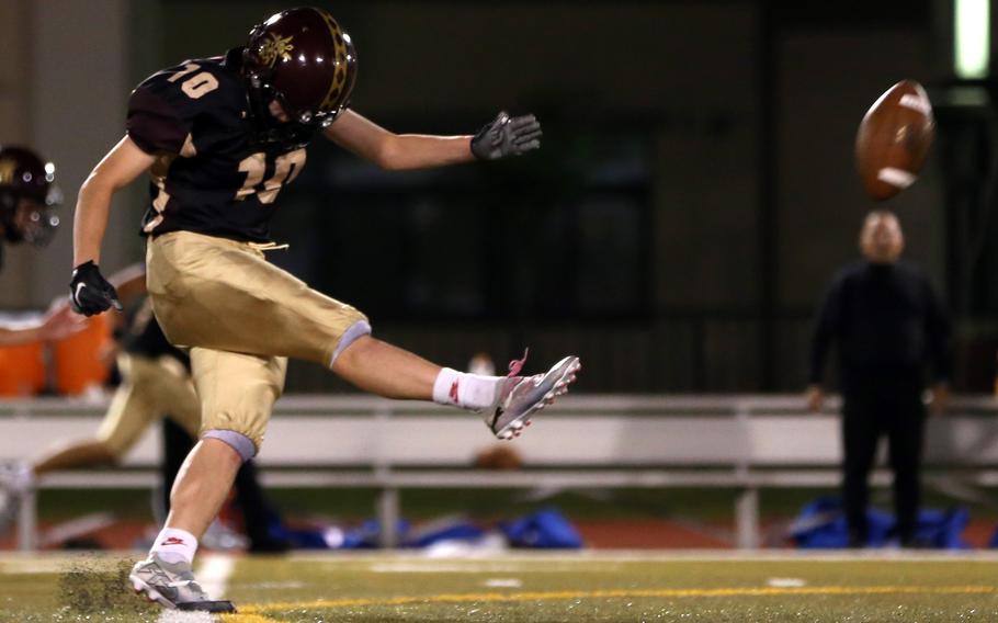 Preston Ramirez kicks a field goal.