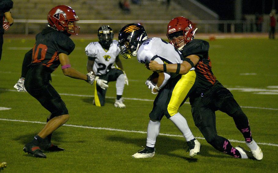 Kaiserslautern defenders swarm the ball.