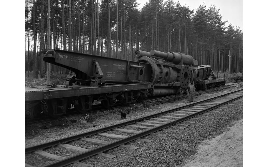 The blown up barrel of the german Schwerer Gustav railway gun sits quietly  on a railway 36 km from Auerbach in der Oberpfalz, Germany which was  discovered April 22, 1945 : r/DestroyedTanks