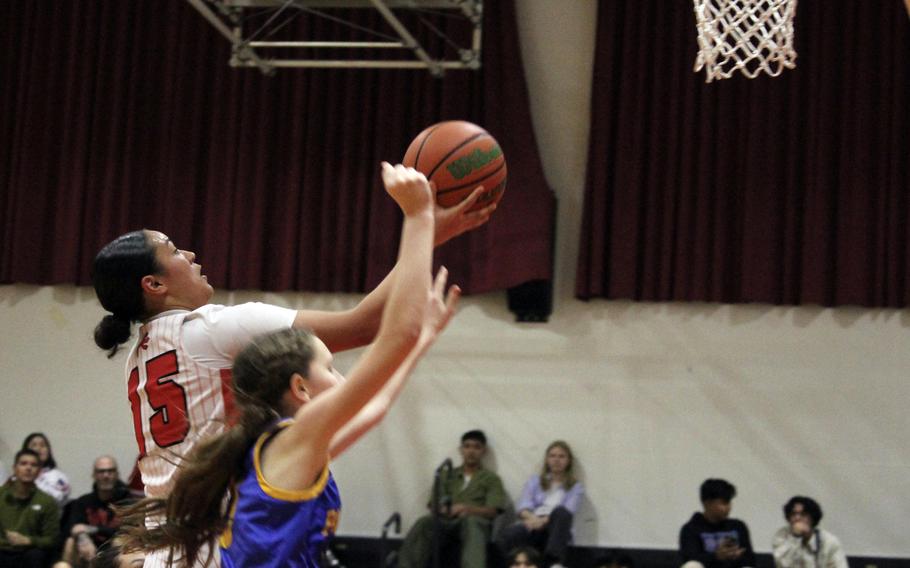 Leona Turner shoots over Molly Bogdan.