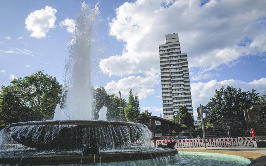 A 16-year-old was arrested at Fackelbrunnen fountain in Kaiserslautern for carrying a replica gun, shortly before a separate robbery and assault incident at a nearby mall, Westpfalz Police said.