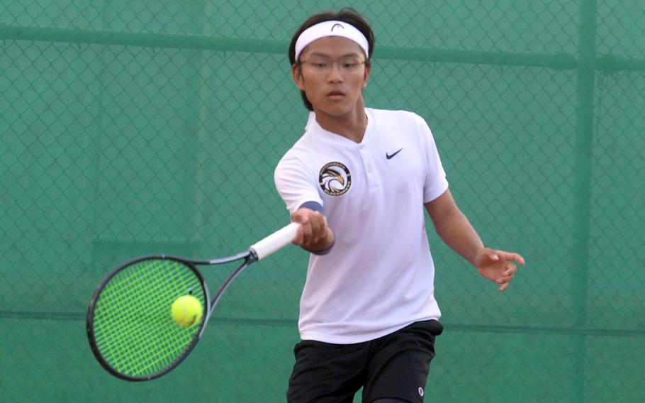 Julian Cho plays tennis.