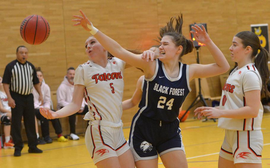 Gloria Olivieri, Kenna Clason battle for the ball.