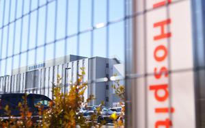 A close-up of a Japanese hospital sign is shown.