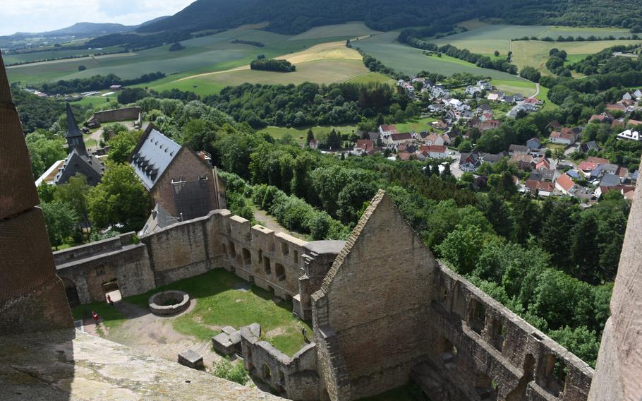 Ein Blick aus der Vogelperspektive auf die Hügel und Täler unterhalb der Burg Liechtensteinberg, auch Burg Gussel genannt, vom Wachtturm auf dem Festungsgelände.  Es ist eine der größten Festungsanlagen Deutschlands und liegt 30 Fahrminuten vom Flughafen Rammstein entfernt.