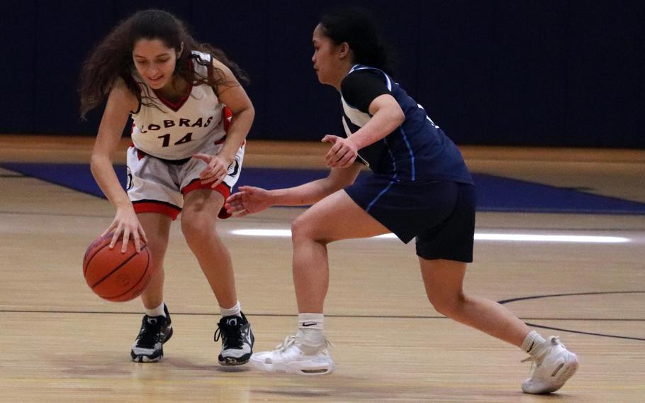 Julisa Garcia tries to grab the ball.