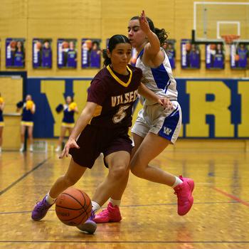 Jayslin Santellano drives to the basket.