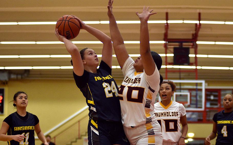 Kennedy Lange looks to score.