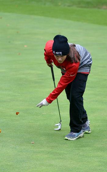 Sophie Pezel cleans the course before a shot.