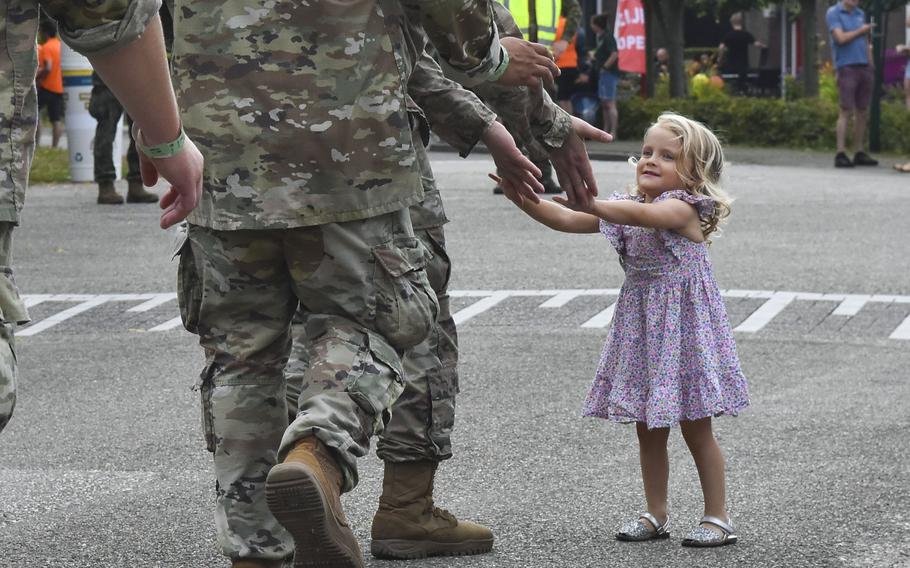 Een jonge vrouwelijke Amerikaanse soldaat marcheert op 19 juli 2024 door Kassel, Nederland.