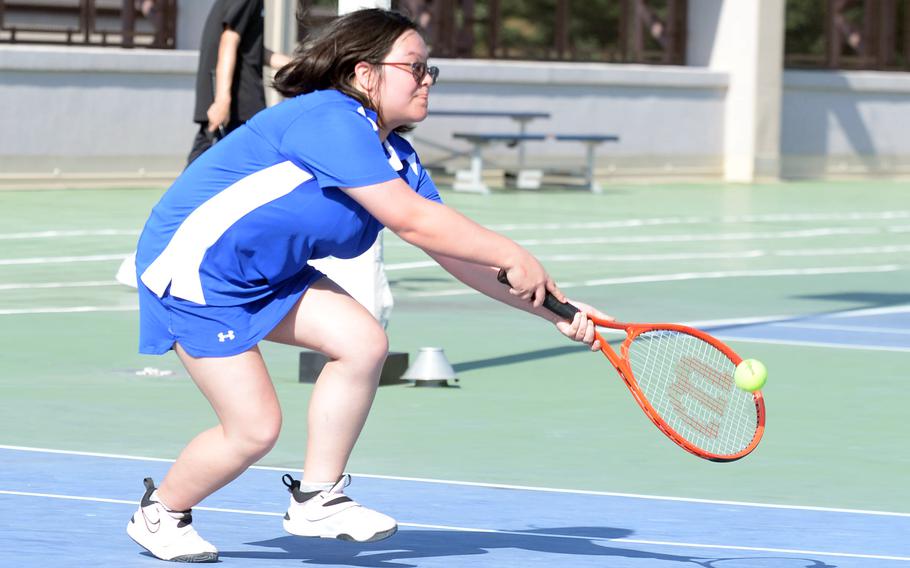 Osan’s Belldandy Lamb hits a backhand against Gyeonggi Suwon’s Noa Izuka during Friday’s Korea regular season-opening tennis matches. Izuka won 4-1, 4-1.