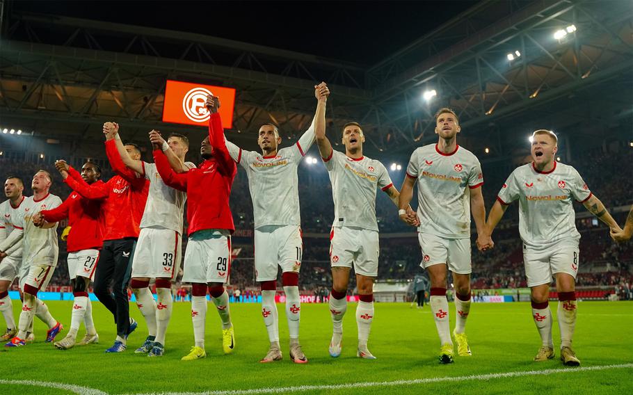 1. FC Kaiserslautern players celebrate their 4-3 win in Düsseldorf.