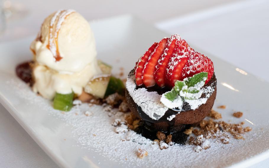 In the warm chili chocolate cake served at Restaurant 21 in Kaiserslautern city hall, sweetness dominates the spice. 