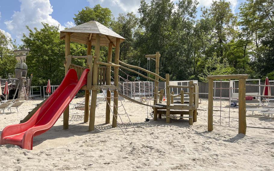The family area at the Pinta Beach park provides a dedicated playspace at the Raunheimer Waldsee for families with young children.