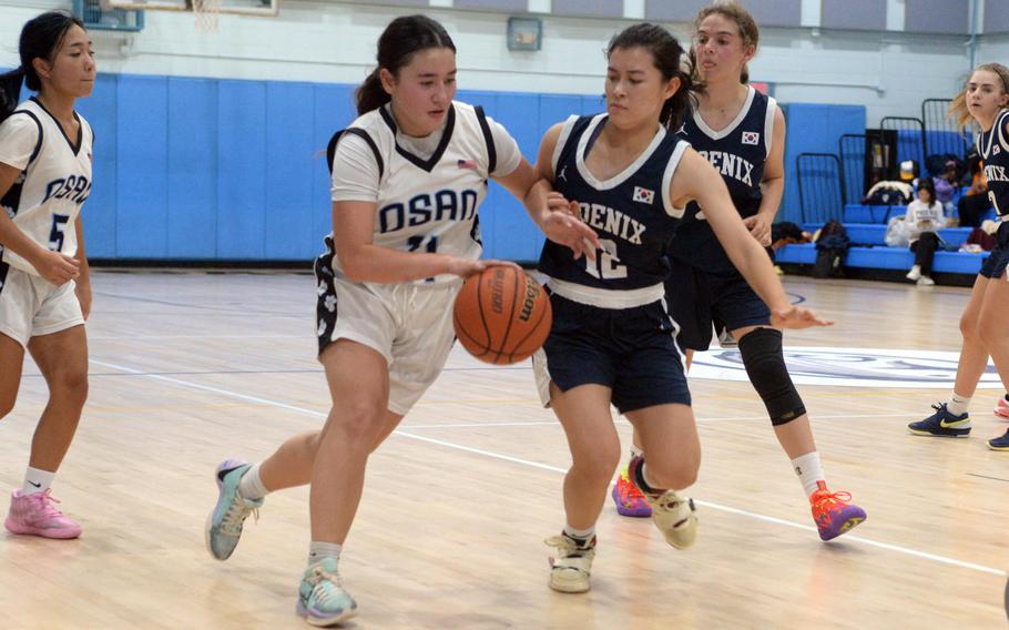 Hanna Rutland drives around two defenders.