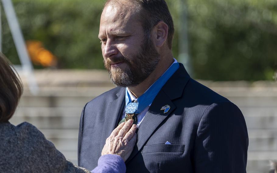 Medal of Honor recipient Master Sergeant Earl D. Plumlee attends a a wreath-laying ceremony at Arlington National Cemetery, in Arlington, Va. 