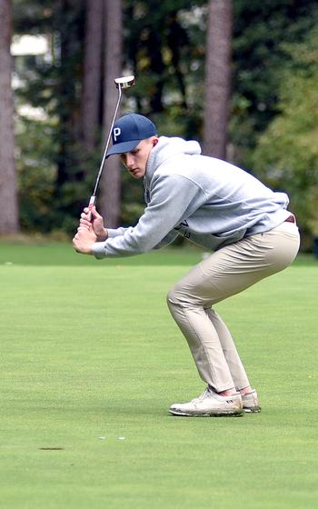 Grayden Taylor sinks a putt.