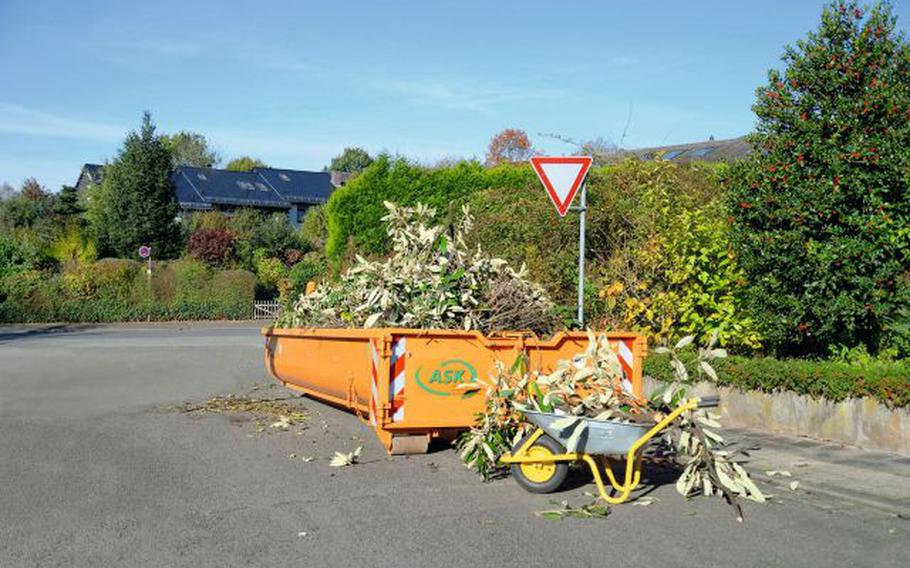 Kaiserslautern will provide weekend green waste collection containers starting Oct. 5, urging residents to dispose of compostable garden waste properly.