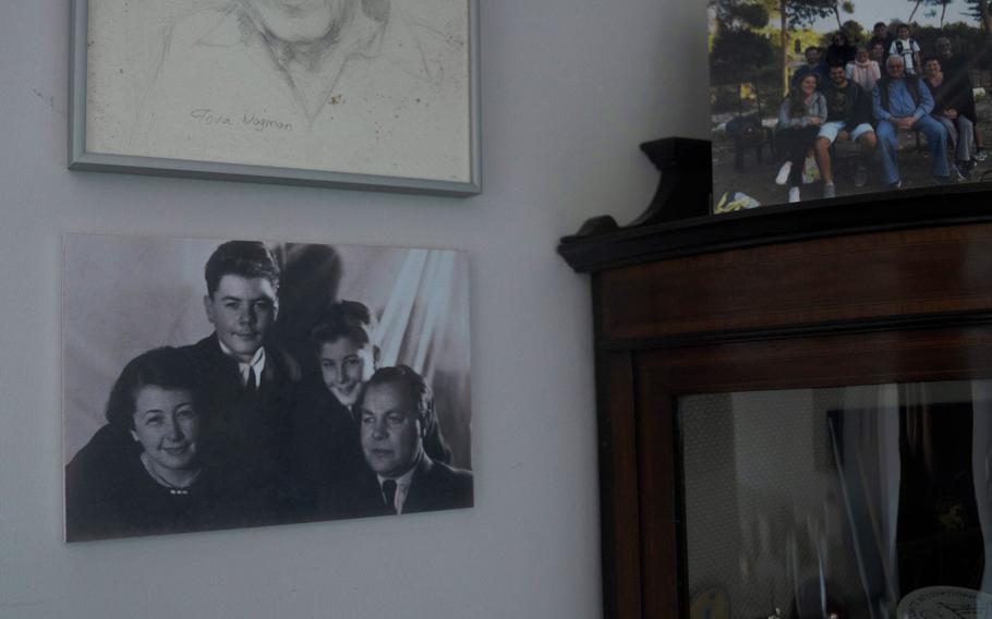 A black-and-white-photo of the Fürst family hangs on a wall.