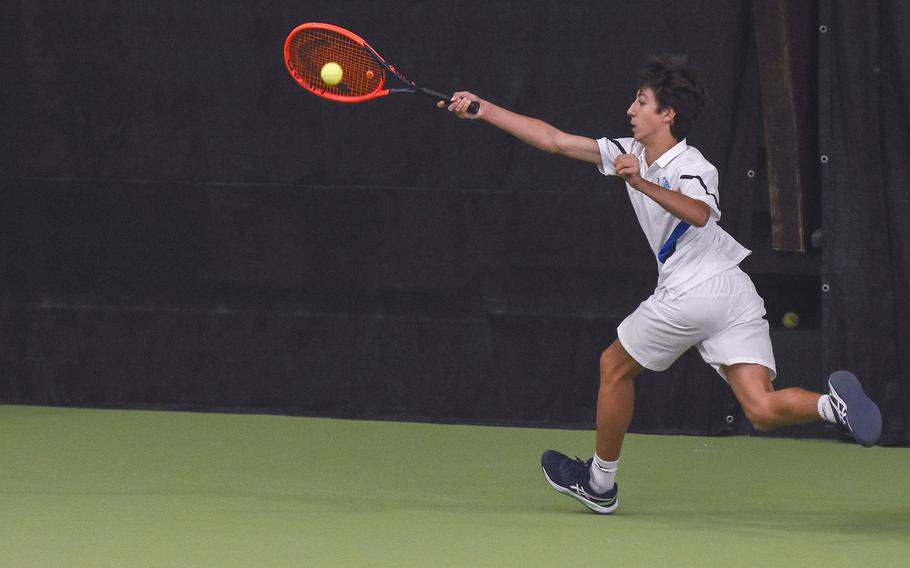 Giorgio delli Falconi reaches for the ball.