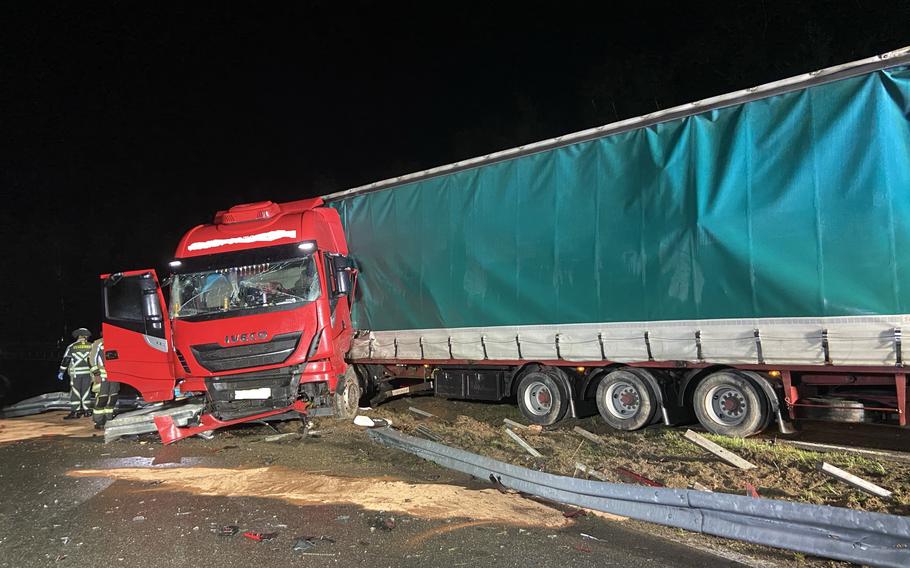 A truck crash at the Landstuhl interchange blocks the A62 feeder road early Friday morning.