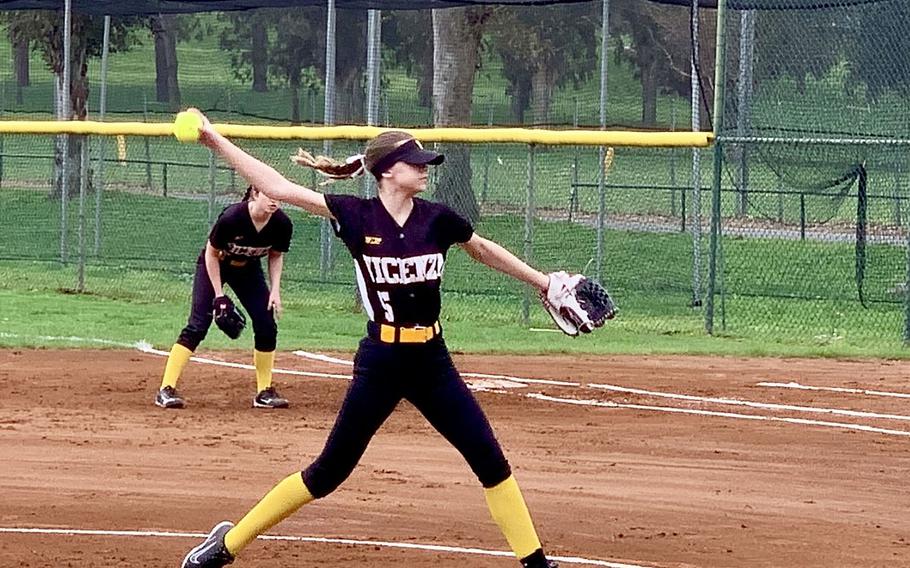 Rielynn Casper pitches.