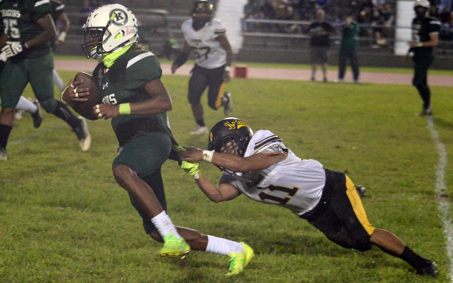 Carlos Cadet elude a tackle.