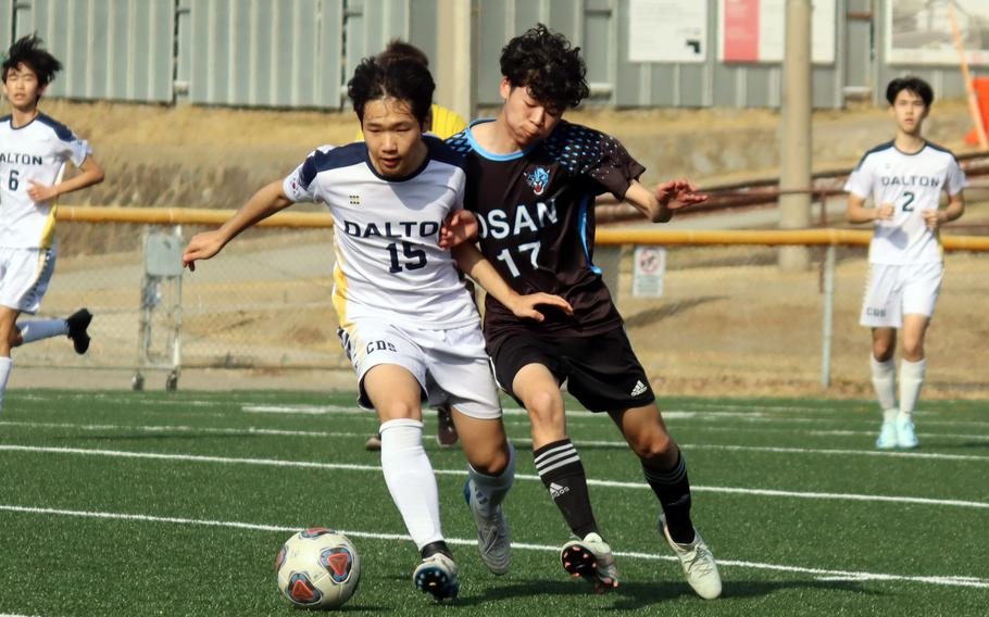 Kanato Nozuki battles for the ball.