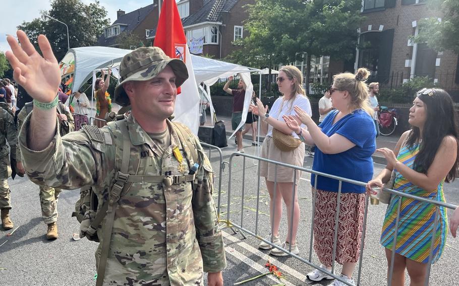 Leger Cpt.  Matthew Hagee van de 2e Signaalbrigade in Wiesbaden, Duitsland, zwaait naar de toeschouwers terwijl ze door Gladiola marcheren aan het einde van de vierdaagse Mars in Nijmegen op 19 juli 2024.