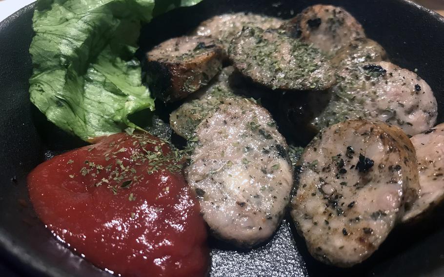 The smoked sausage at Panama Genjin Awase in Okinawa city was tender and flavorful.