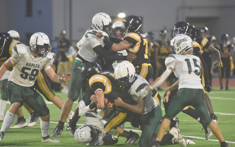 Quando entrambe le squadre hanno cercato di prendere il comando a mezzanotte di venerdì sera, c'erano molti Cougars che si scontravano con i Wildcats.  Il Napoli batte il Vicenza 40-0.