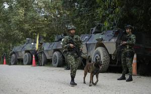 Soldiers patrol a road in Tibu in Colombia's northeastern Catatumbo region, Monday, Jan. 20, 2025, where dozens have been killed amid clashes between the National Liberation Army (ELN) and former members of the Revolutionary Armed Forces of Colombia (FARC). (AP Photo/Fernando Vergara)