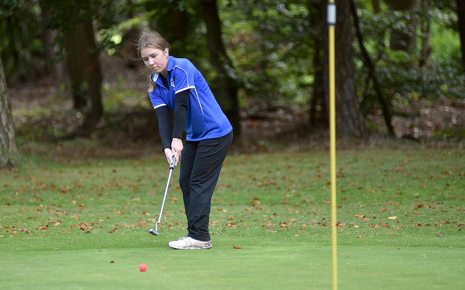 Mya Boynton putts.