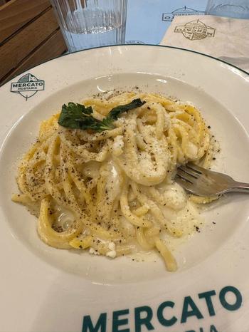 Cacio e Pepe in a white bowl